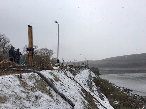 Буровая установка на дамбе канала Азов-Дон во время бурения скважин