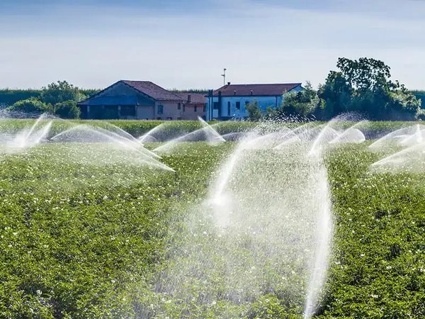 Орошение полей фермерского хозяйства водой из пробуренных скважин